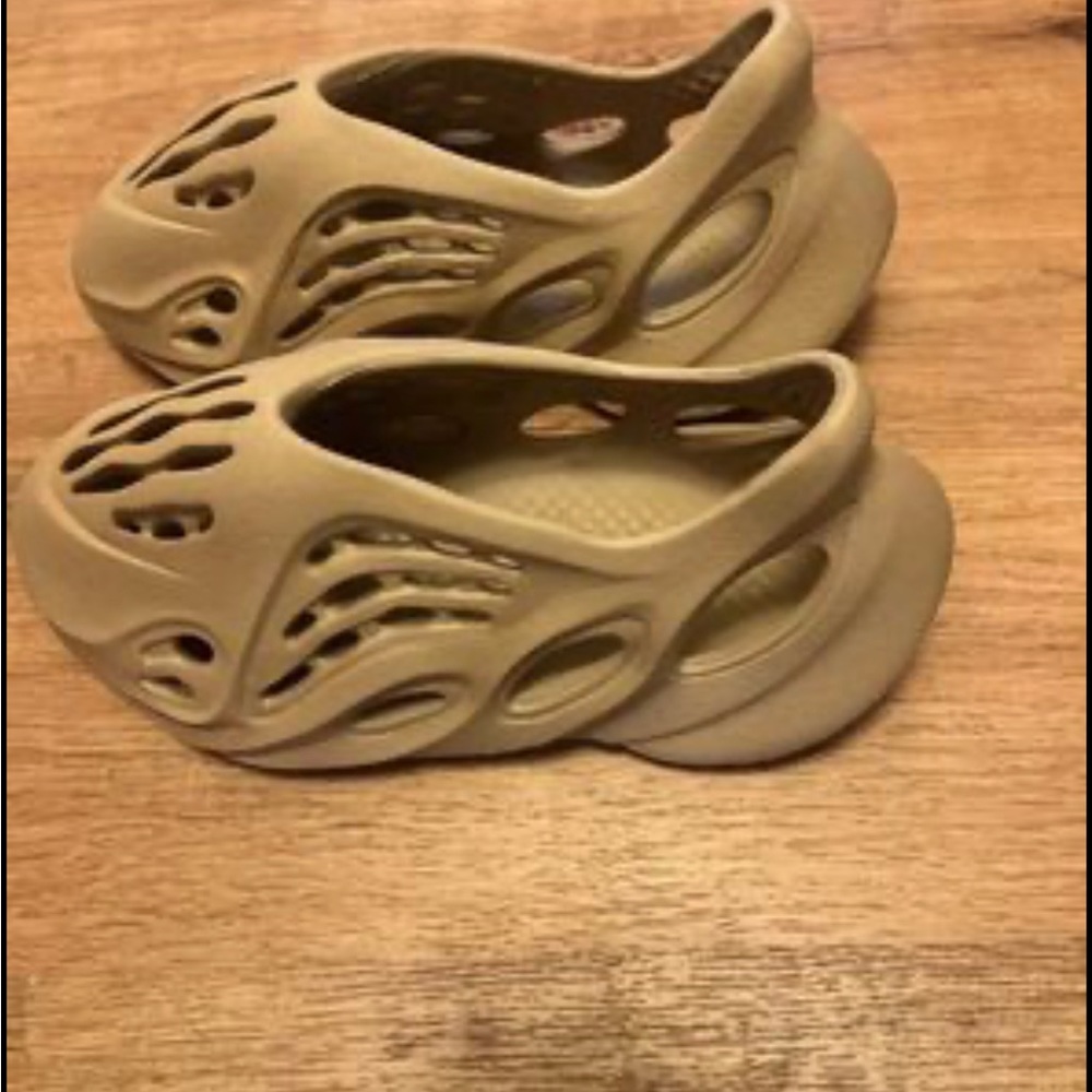 Yeezy foam runners size 5
